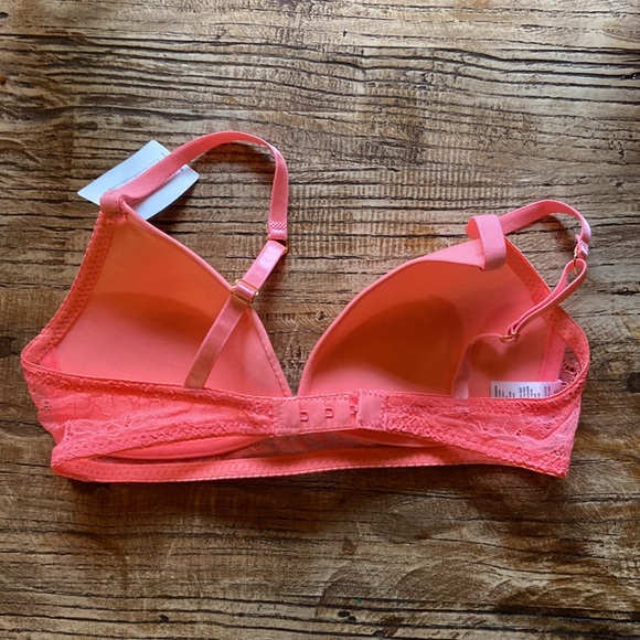 Girls 32 Medium Bra.Adjustable straps. 3 different hooks for closure. Peach/pink - Picture 2 of 7